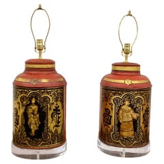 Paire de lampes boîte à thé anglaise anciennes en tôle rouge et dorée sur socle en lucite