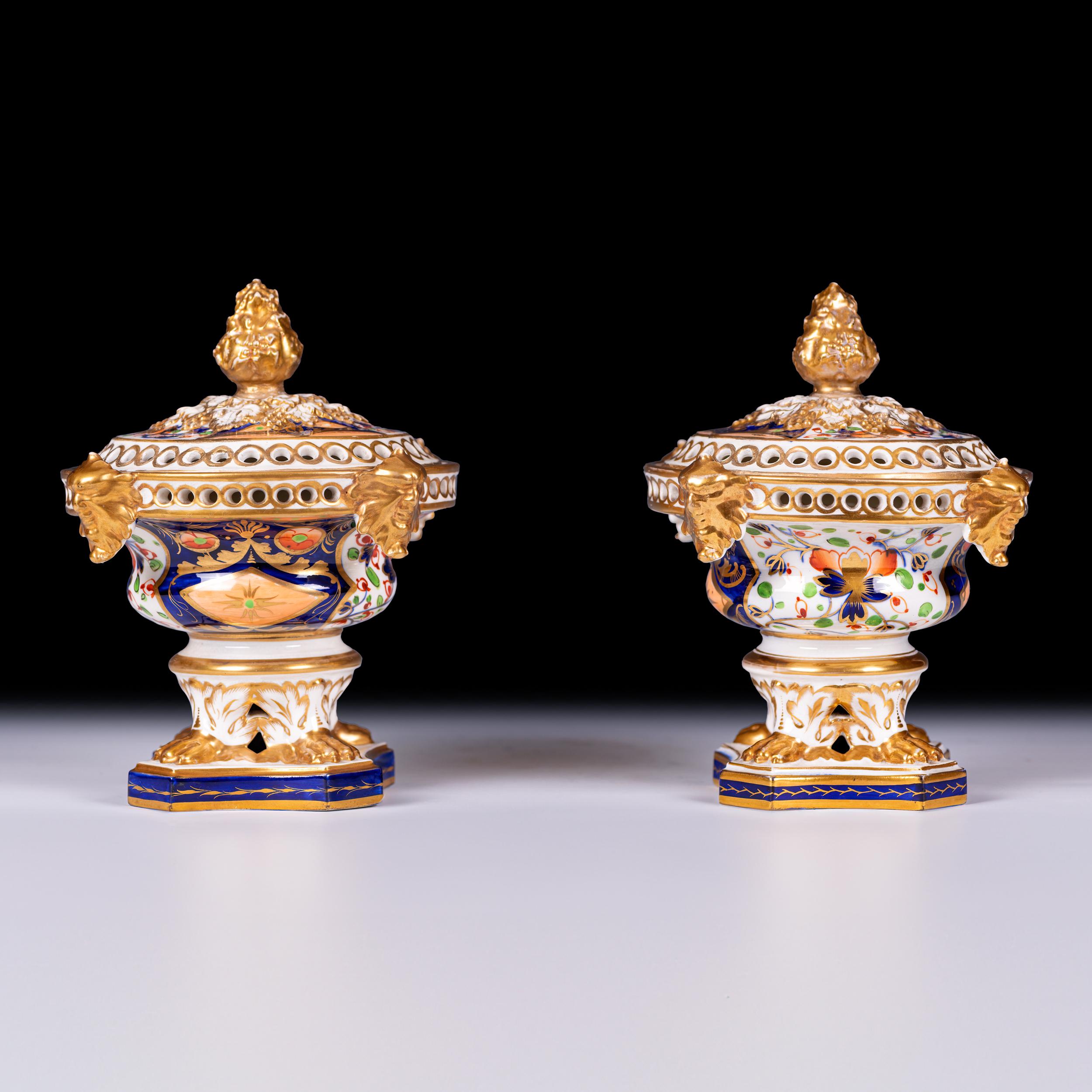 Regency Paire de vases et de couvercles anciens de style anglais Crown Derby Pot Pourri en vente