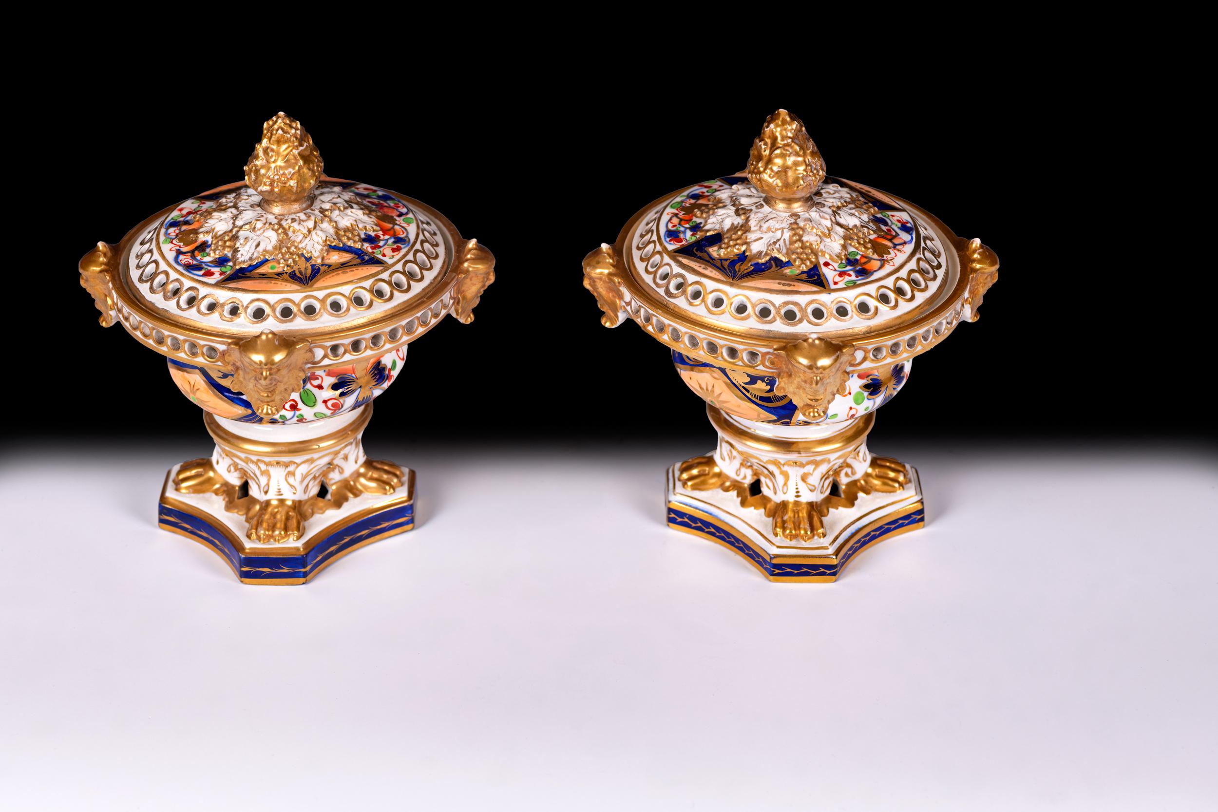 Anglais Paire de vases et de couvercles anciens de style anglais Crown Derby Pot Pourri en vente