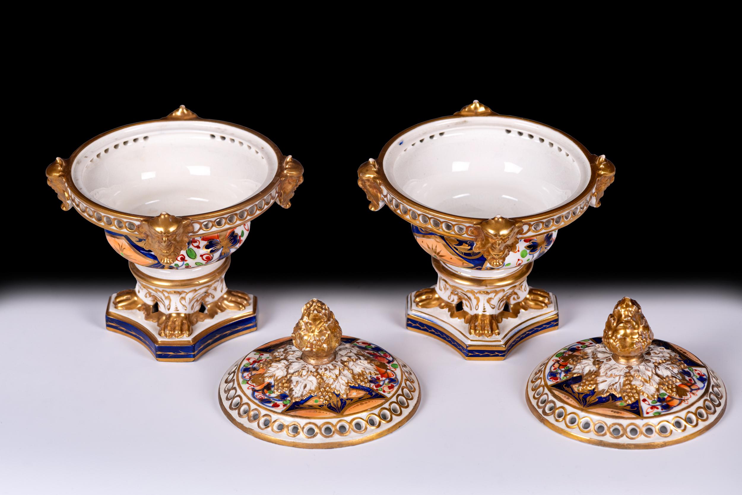 Peint à la main Paire de vases et de couvercles anciens de style anglais Crown Derby Pot Pourri en vente