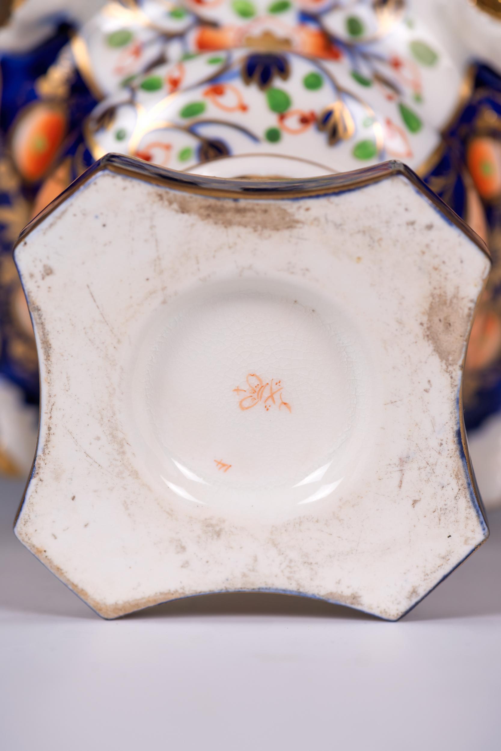 Paire de vases et de couvercles anciens de style anglais Crown Derby Pot Pourri Excellent état - En vente à Dublin, IE