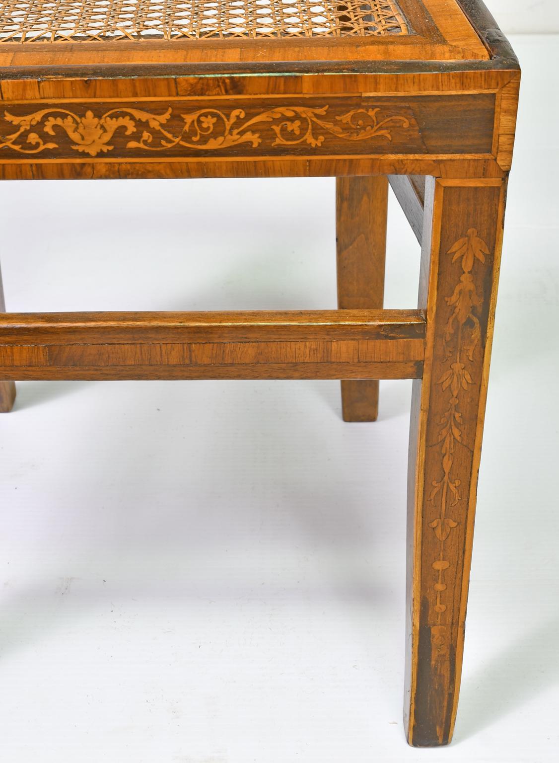 Paar antike englische Regency-Beistellstühle mit Intarsienarbeit und Sitz aus Schilfrohr im Angebot 7