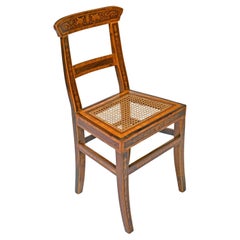 Paar antike englische Regency-Beistellstühle mit Intarsienarbeit und Sitz aus Schilfrohr