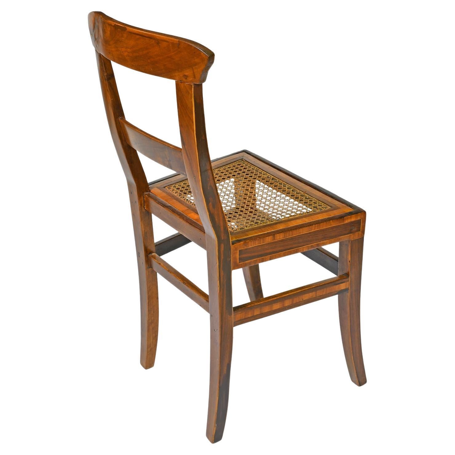 Paar antike englische Regency-Beistellstühle mit Intarsienarbeit und Sitz aus Schilfrohr (Handgefertigt) im Angebot