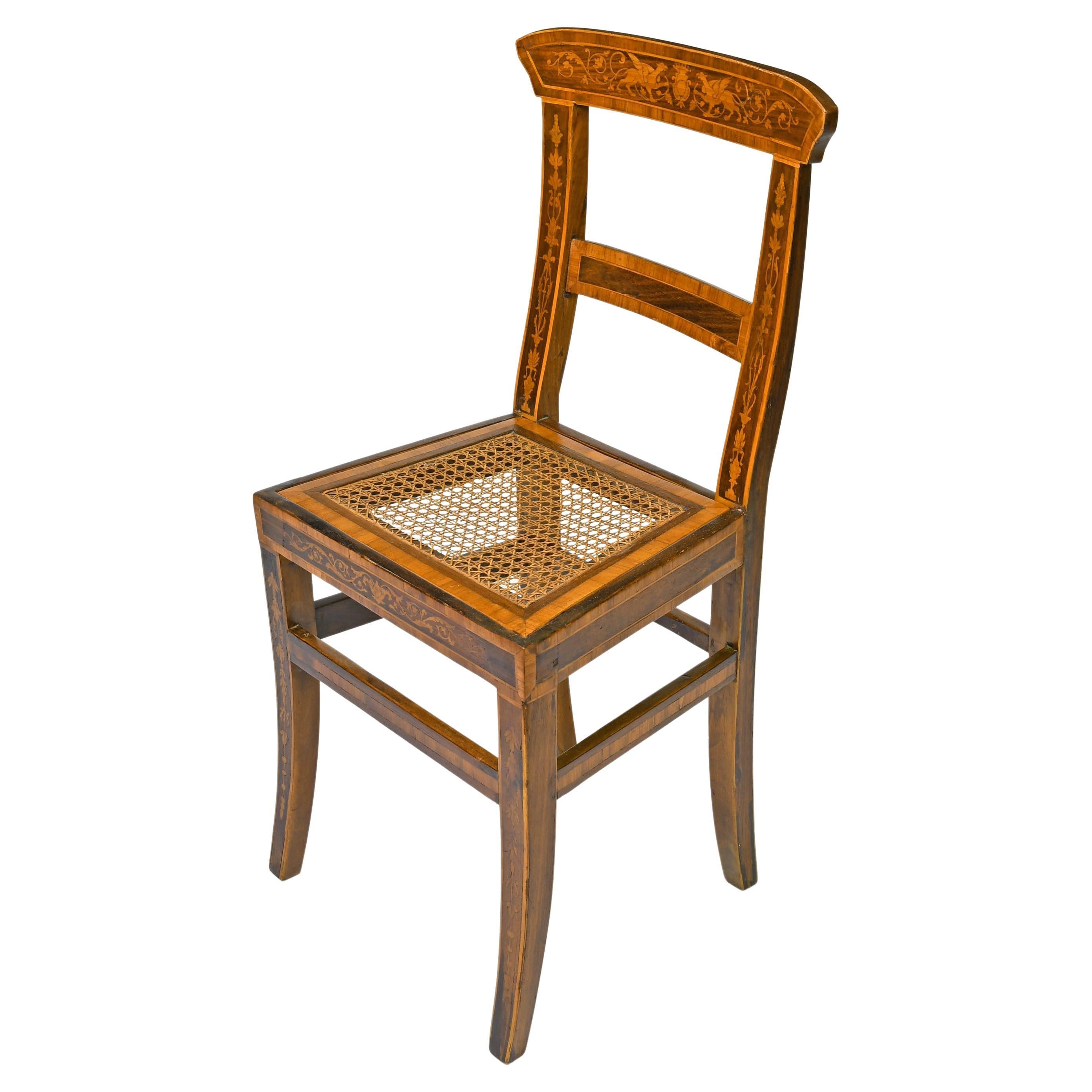 Paar antike englische Regency-Beistellstühle mit Intarsienarbeit und Sitz aus Schilfrohr im Angebot 1