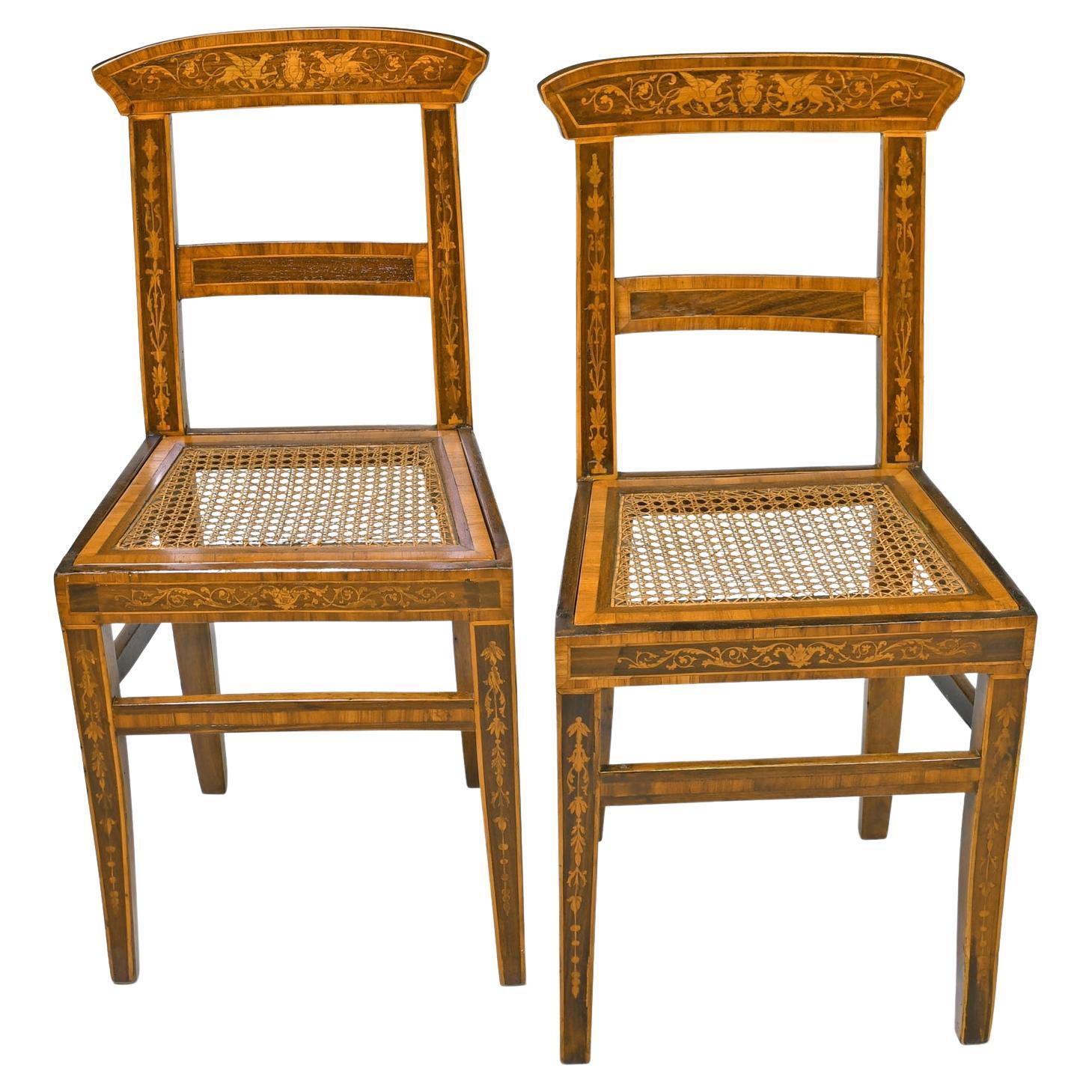 Paar antike englische Regency-Beistellstühle mit Intarsienarbeit und Sitz aus Schilfrohr im Angebot