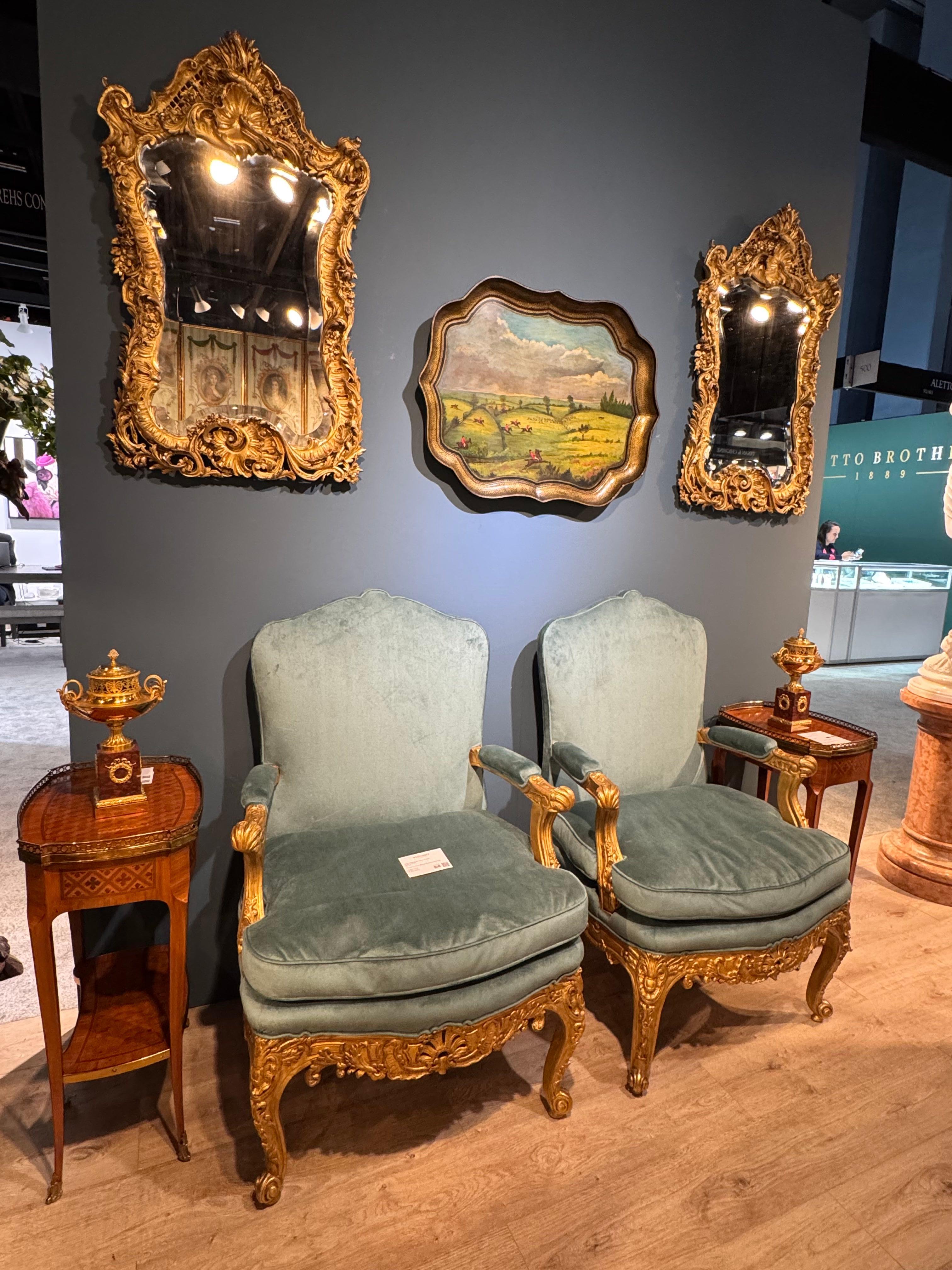 Pareja de espejos antiguos ingleses de estilo rococó con langostas y conchas talladas en venta 3