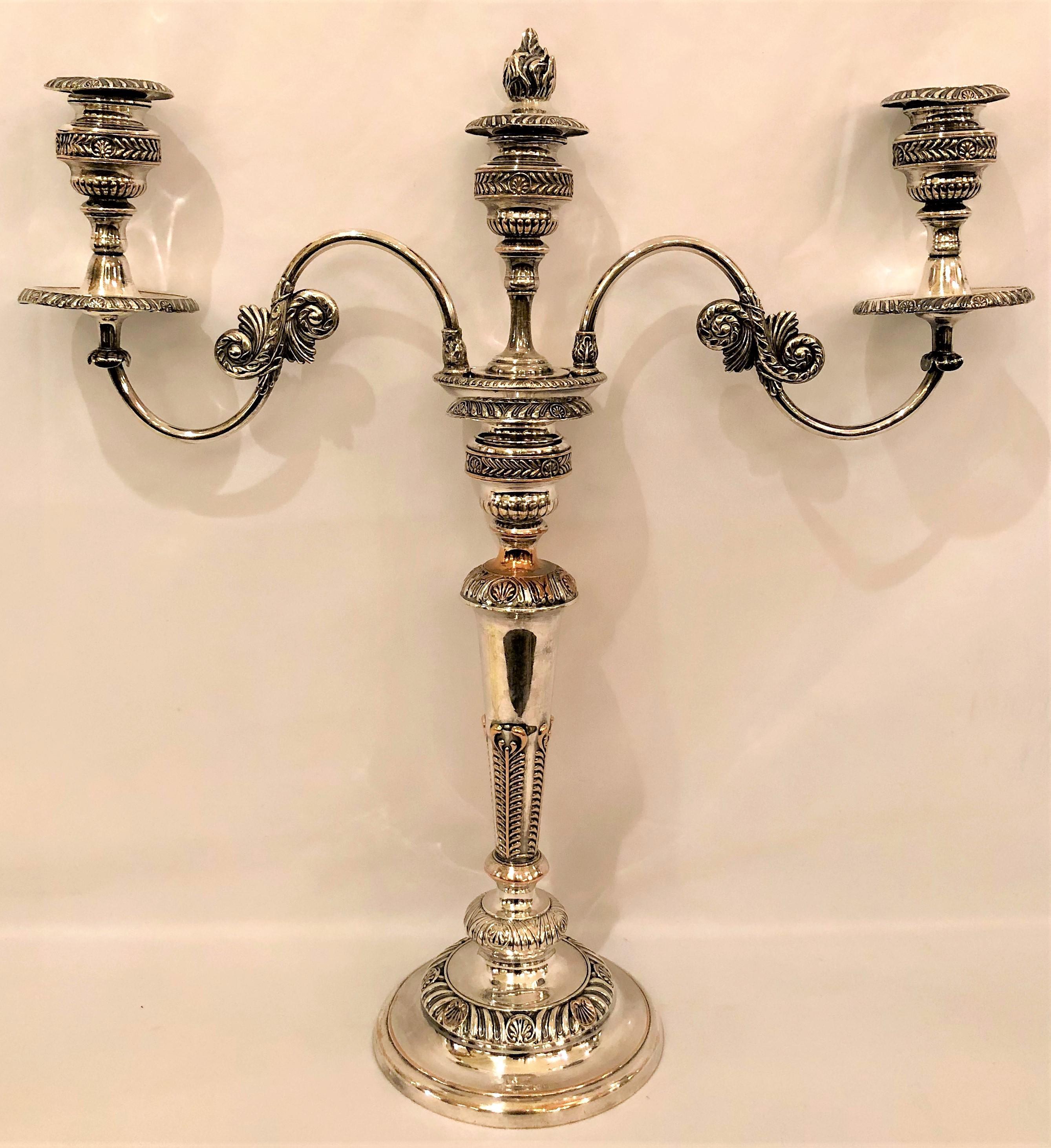 Una bella coppia di candelabri Sheffield.