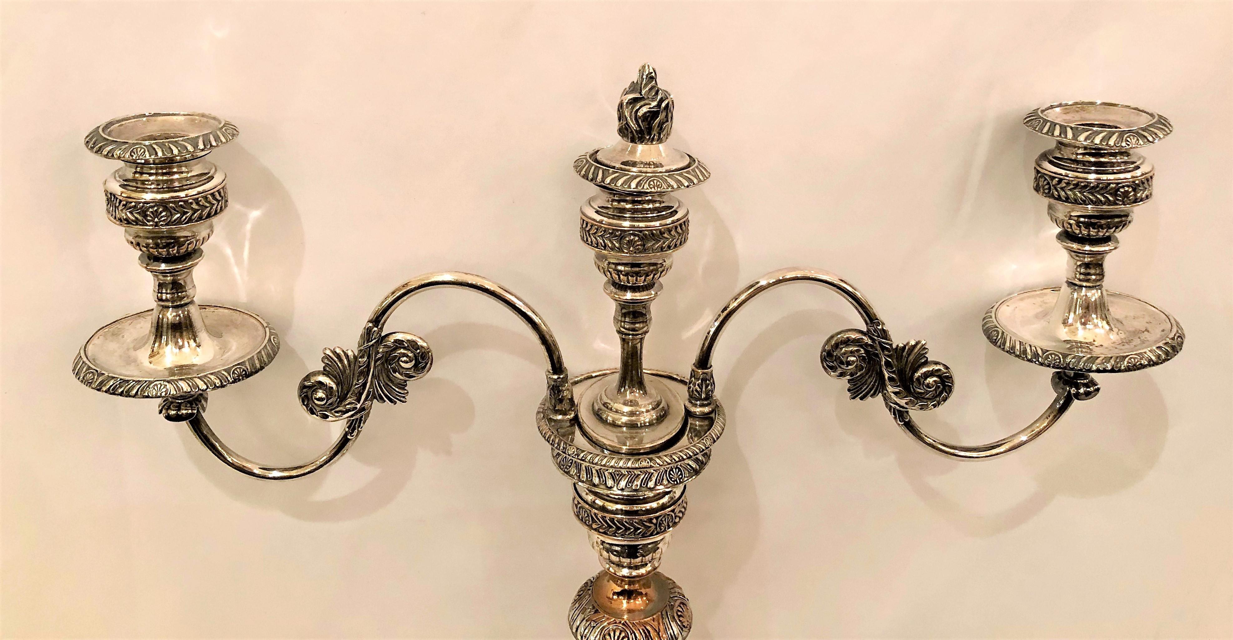 Inglese Coppia di antichi candelabri inglesi in argento di Sheffield in vendita