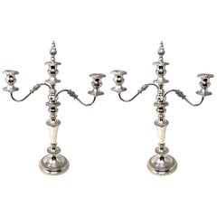 Coppia di antichi candelabri inglesi in argento Sheffield, circa 1890