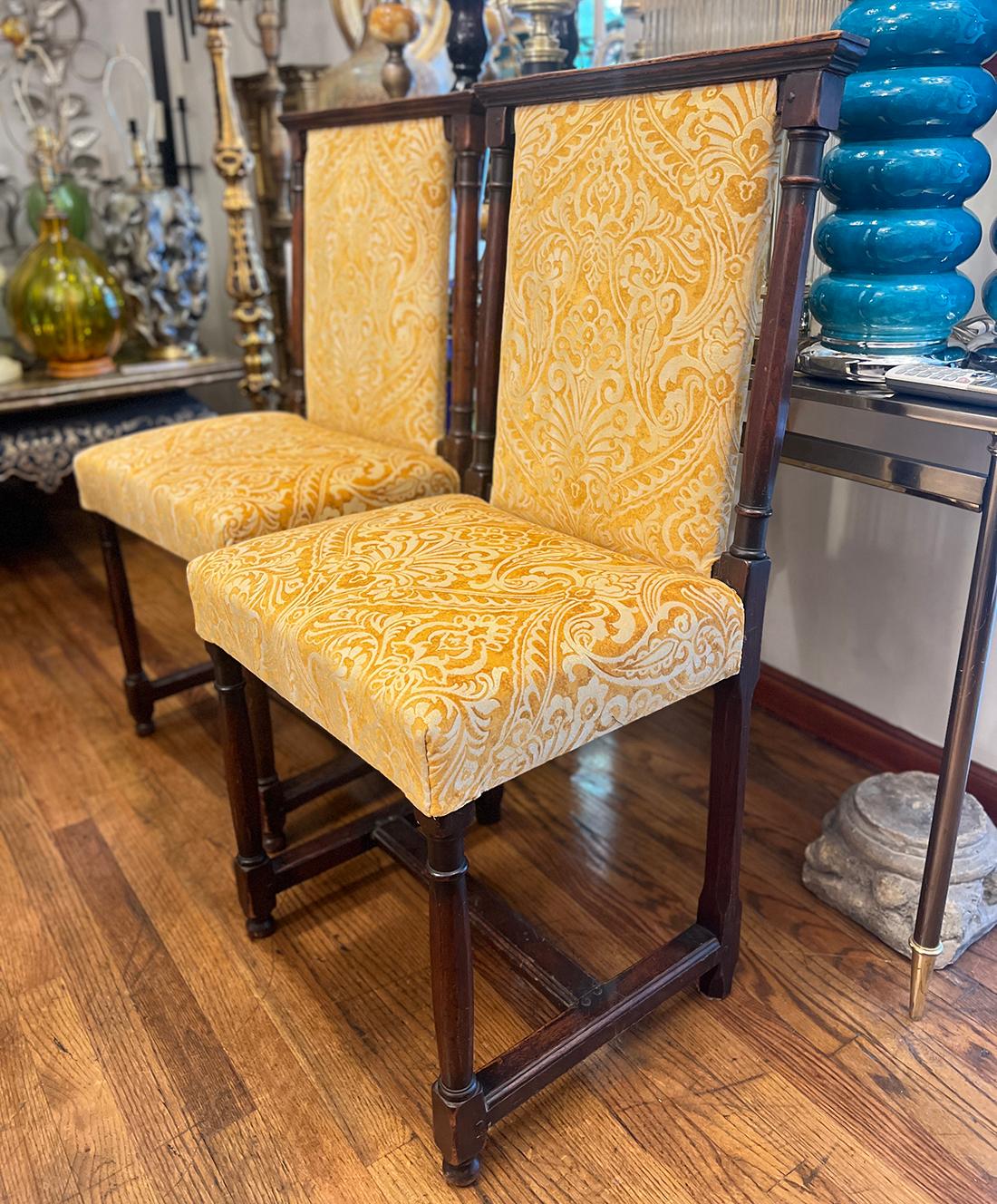 Tapisserie à l'aiguille Paire de chaises d'appoint anglaises anciennes en vente
