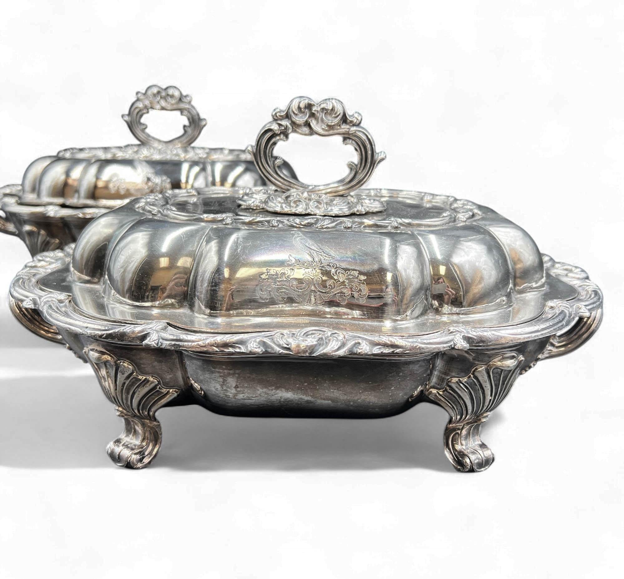 Ein Paar antike dreiteilige Vorspeisenbestecke und Speisenwärmer, hergestellt in Sheffield, England. Dieses elegante Paar stammt aus der späten viktorianischen oder edwardianischen Ära und verkörpert die Opulenz und raffinierte Handwerkskunst seiner