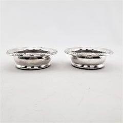 Coppia di antichi sottobicchieri inglesi placcati in argento con inserti di legno tornito