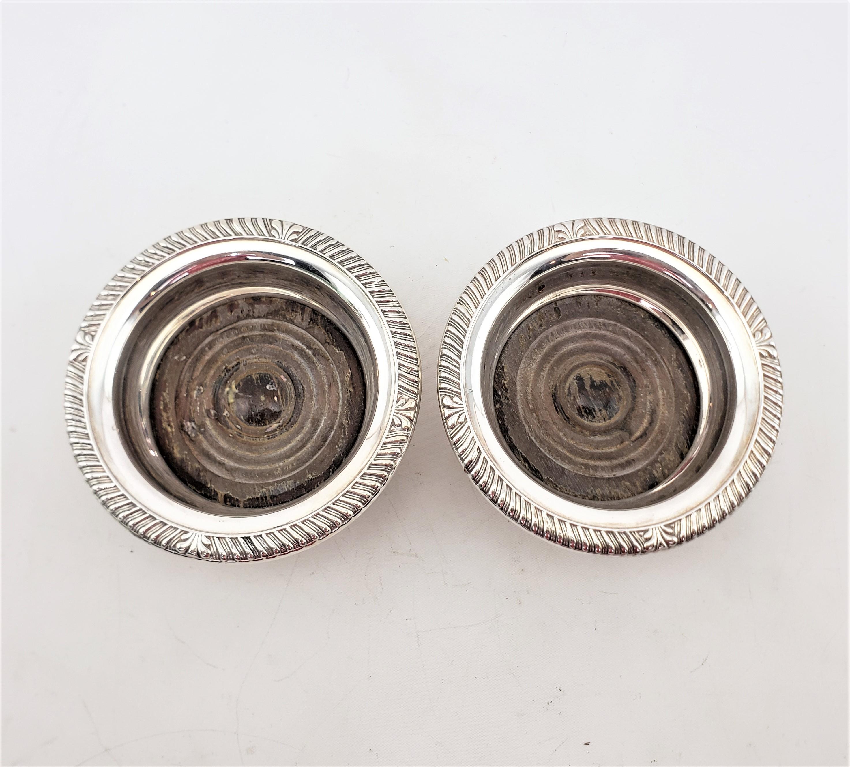 XX secolo Coppia di antichi sottobicchieri inglesi placcati in argento con inserti di legno tornito in vendita