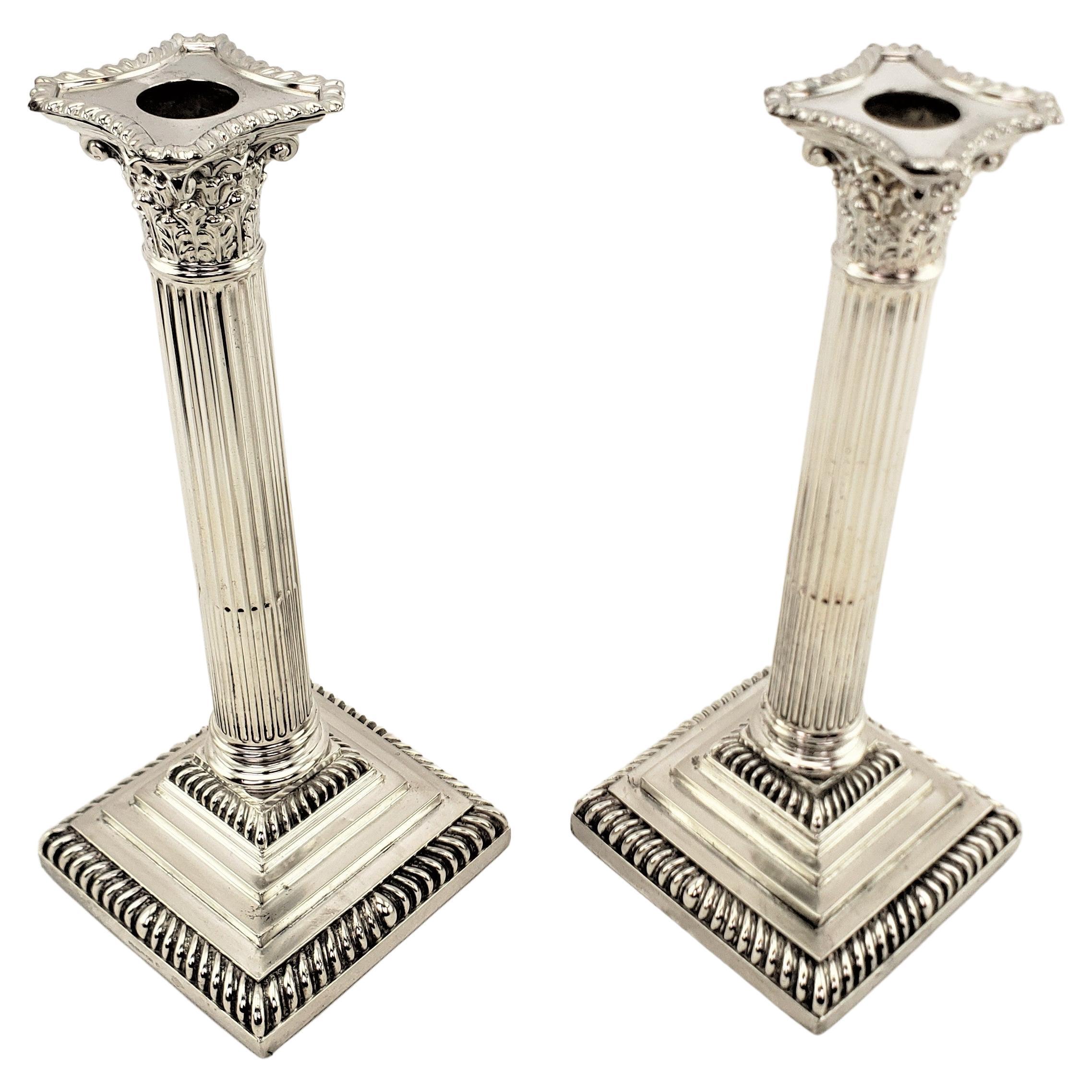 Paire de chandeliers anglais anciens en métal argenté de style colonne corinthienne