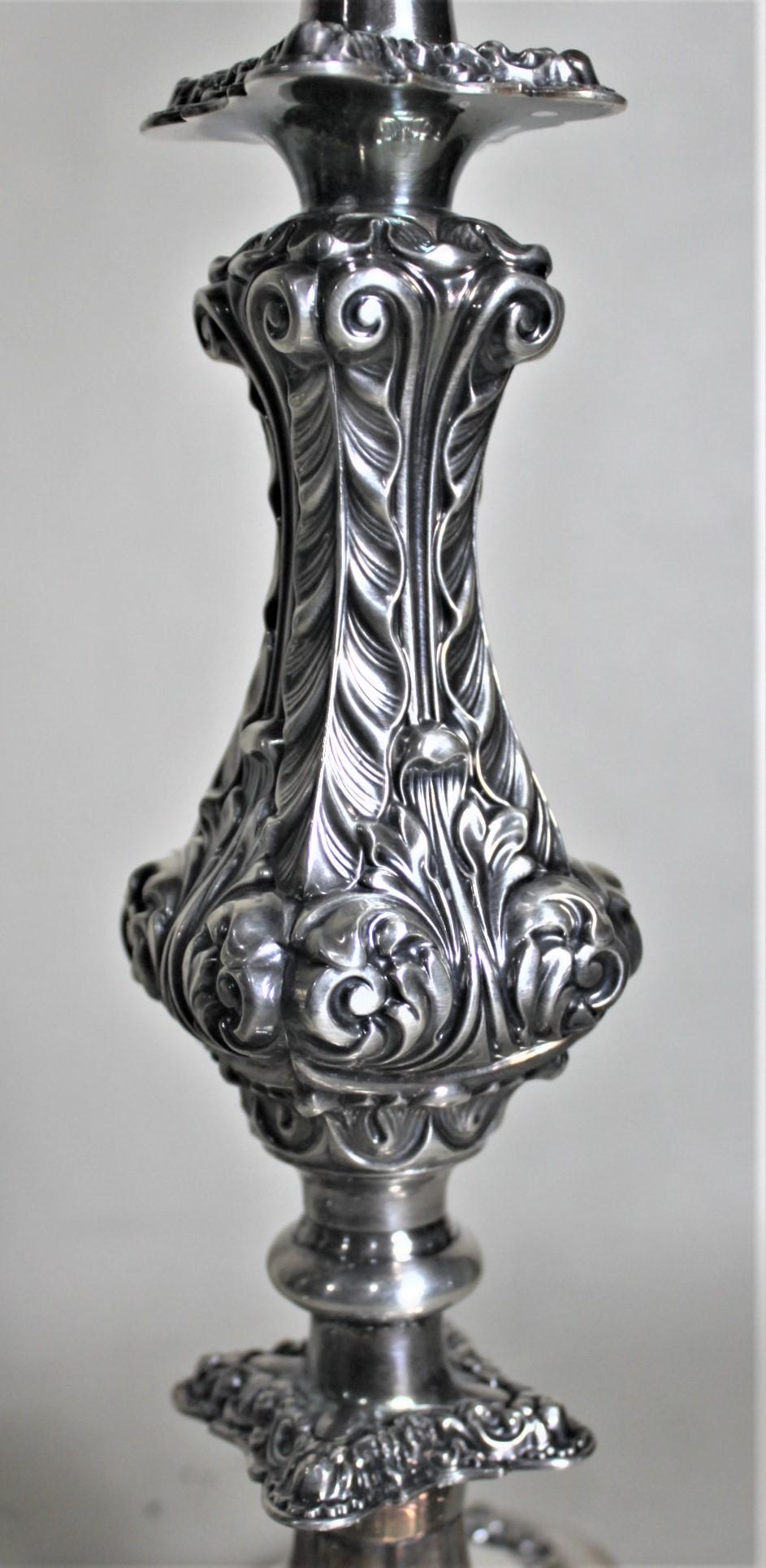 Coppia di antichi candelieri inglesi placcati in argento con decorazione a foglie cesellate in vendita 3