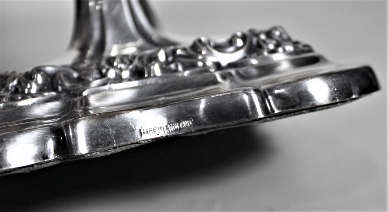 Coppia di antichi candelieri inglesi placcati in argento con decorazione a foglie cesellate in vendita 5