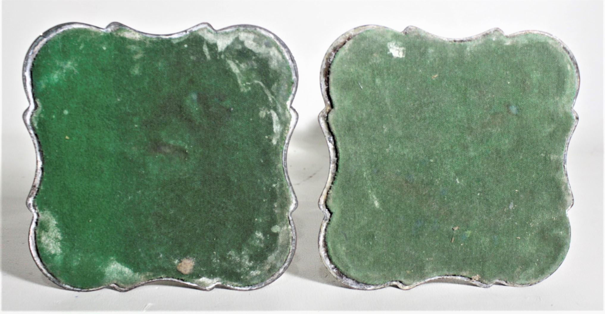 Coppia di antichi candelieri inglesi placcati in argento con decorazione a foglie cesellate in vendita 7