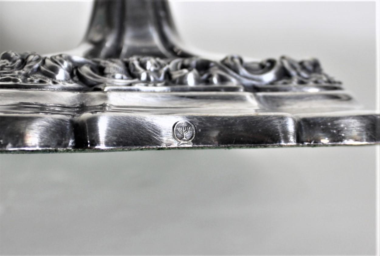 Coppia di antichi candelieri inglesi placcati in argento con decorazione a foglie cesellate in vendita 6