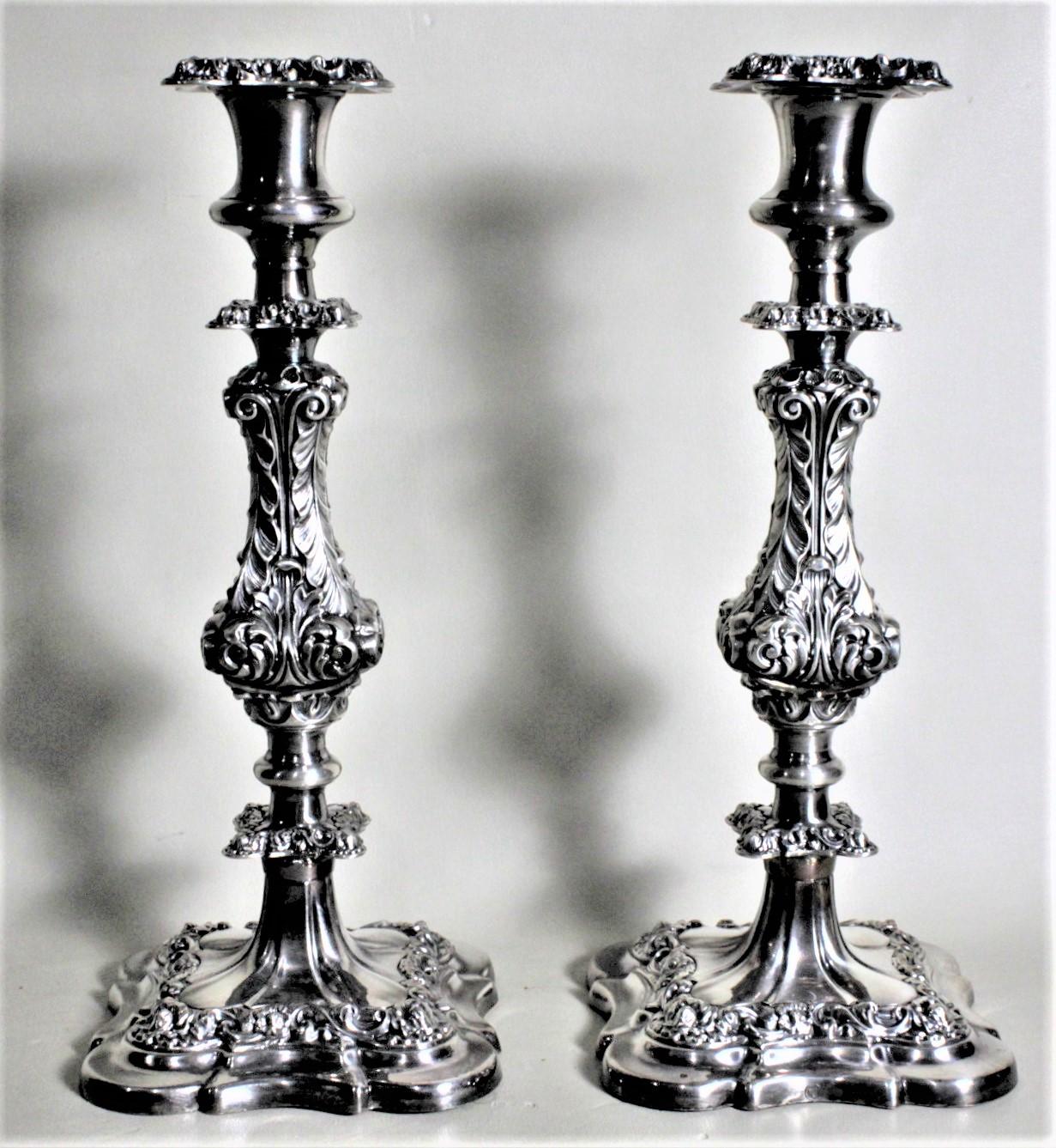 Inglese Coppia di antichi candelieri inglesi placcati in argento con decorazione a foglie cesellate in vendita