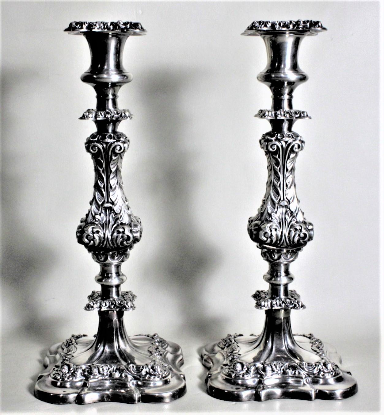 Placcato Coppia di antichi candelieri inglesi placcati in argento con decorazione a foglie cesellate in vendita