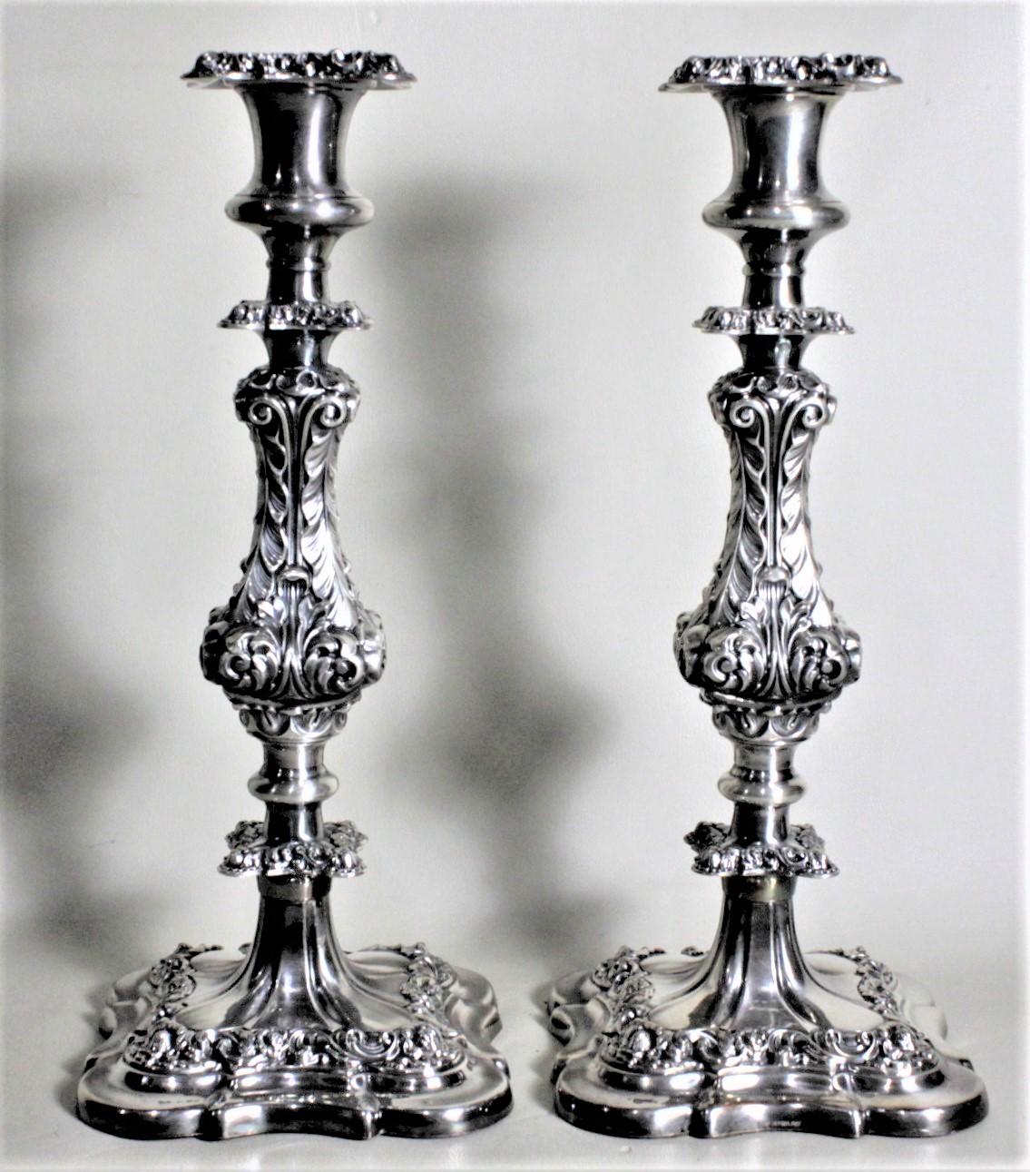 Coppia di antichi candelieri inglesi placcati in argento con decorazione a foglie cesellate In condizioni buone in vendita a Hamilton, Ontario