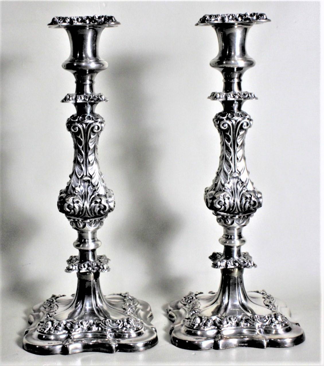 Pair of Antique English Silver Plated Candlesticks with Chased Leaf Decoration In Good Condition For Sale In Hamilton, Ontario