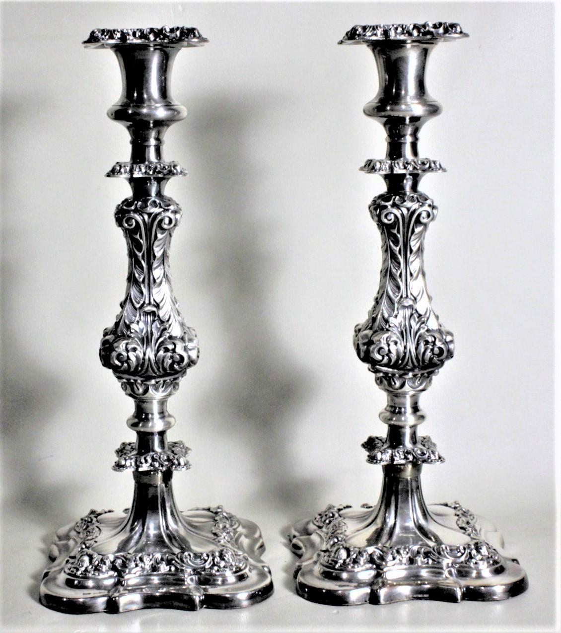 XX secolo Coppia di antichi candelieri inglesi placcati in argento con decorazione a foglie cesellate in vendita