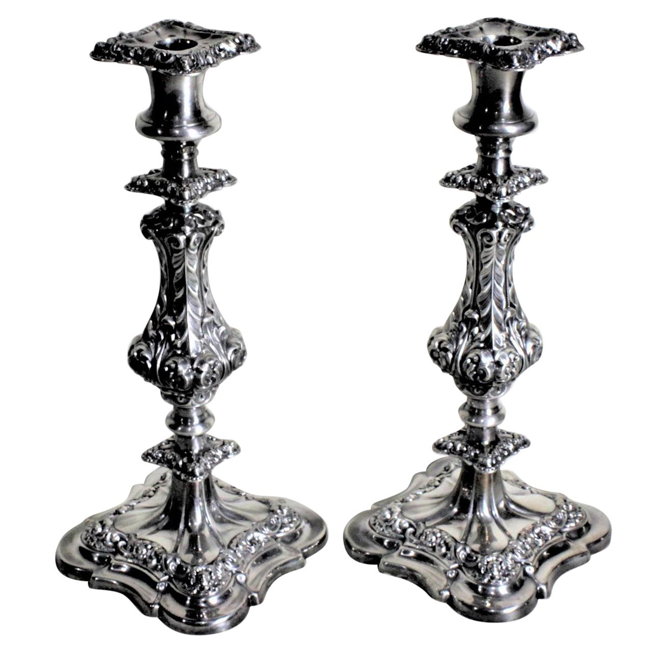Pareja de candeleros ingleses antiguos chapados en plata con decoración de hojas cinceladas