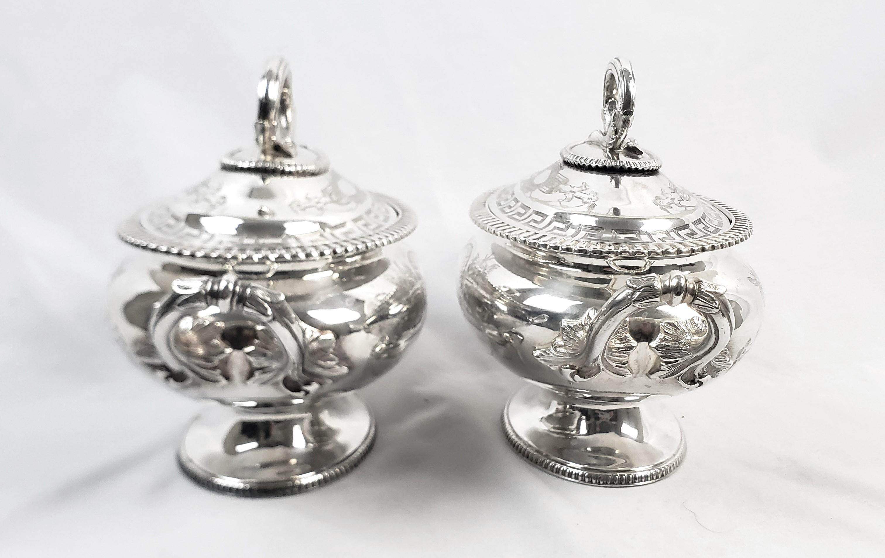 Pair of Antique English Silver Plated Covered Sauce Tureens In Good Condition For Sale In Hamilton, Ontario