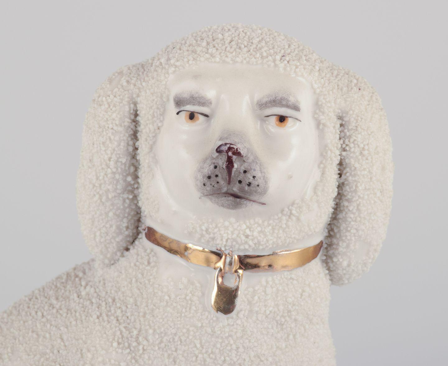 Britannique Paire de chiens anciens en porcelaine du Staffordshire anglais. Environ 1900 en vente