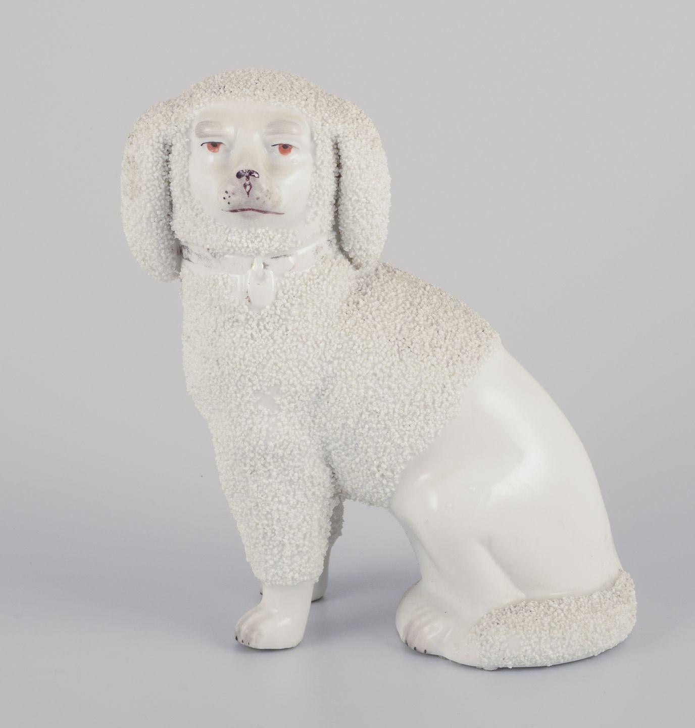 Début du 20ème siècle Paire de chiens anciens en porcelaine du Staffordshire anglais. Environ 1900 en vente
