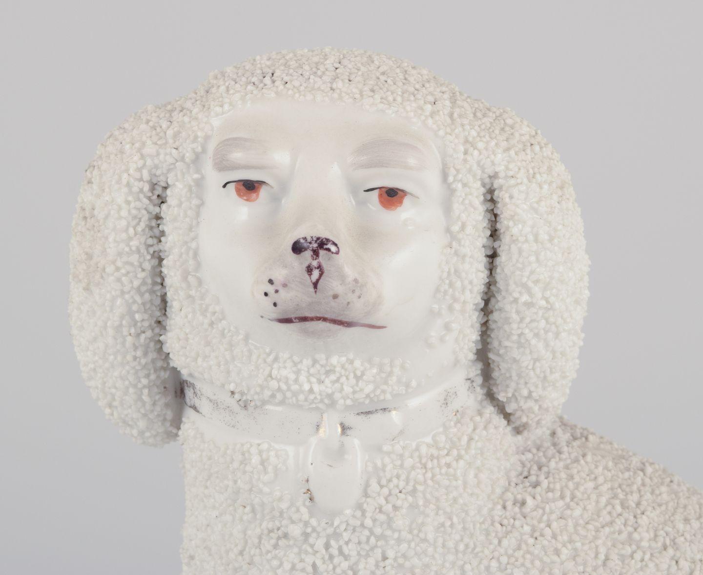 Porcelaine Paire de chiens anciens en porcelaine du Staffordshire anglais. Environ 1900 en vente