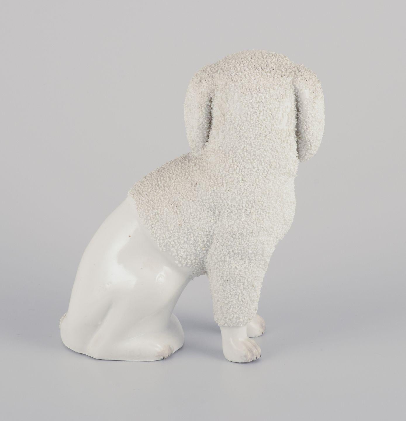 Paire de chiens anciens en porcelaine du Staffordshire anglais. Environ 1900 en vente 1