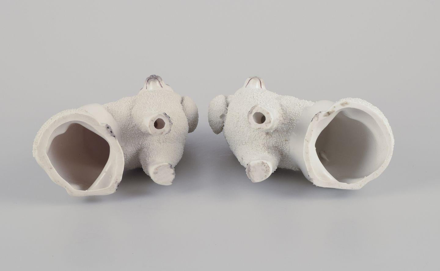Paire de chiens anciens en porcelaine du Staffordshire anglais. Environ 1900 en vente 2