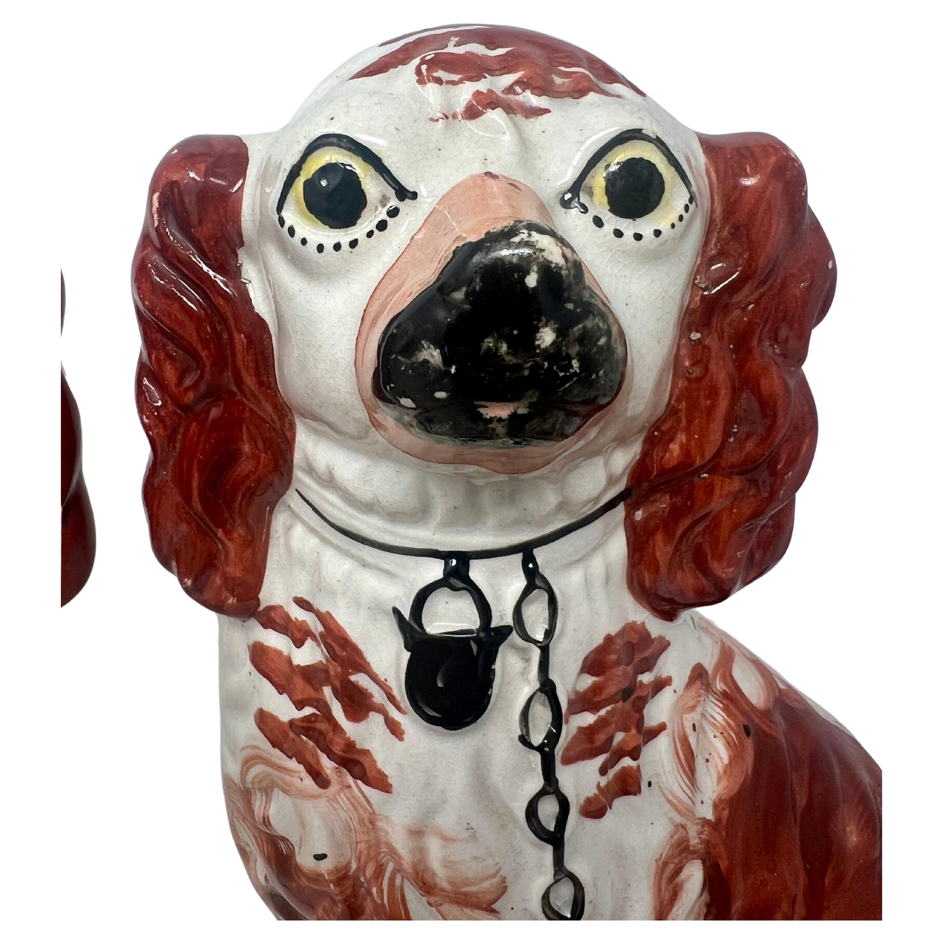 Poteries Paire de chiens anciens de poterie du Staffordshire, vers 1830. en vente