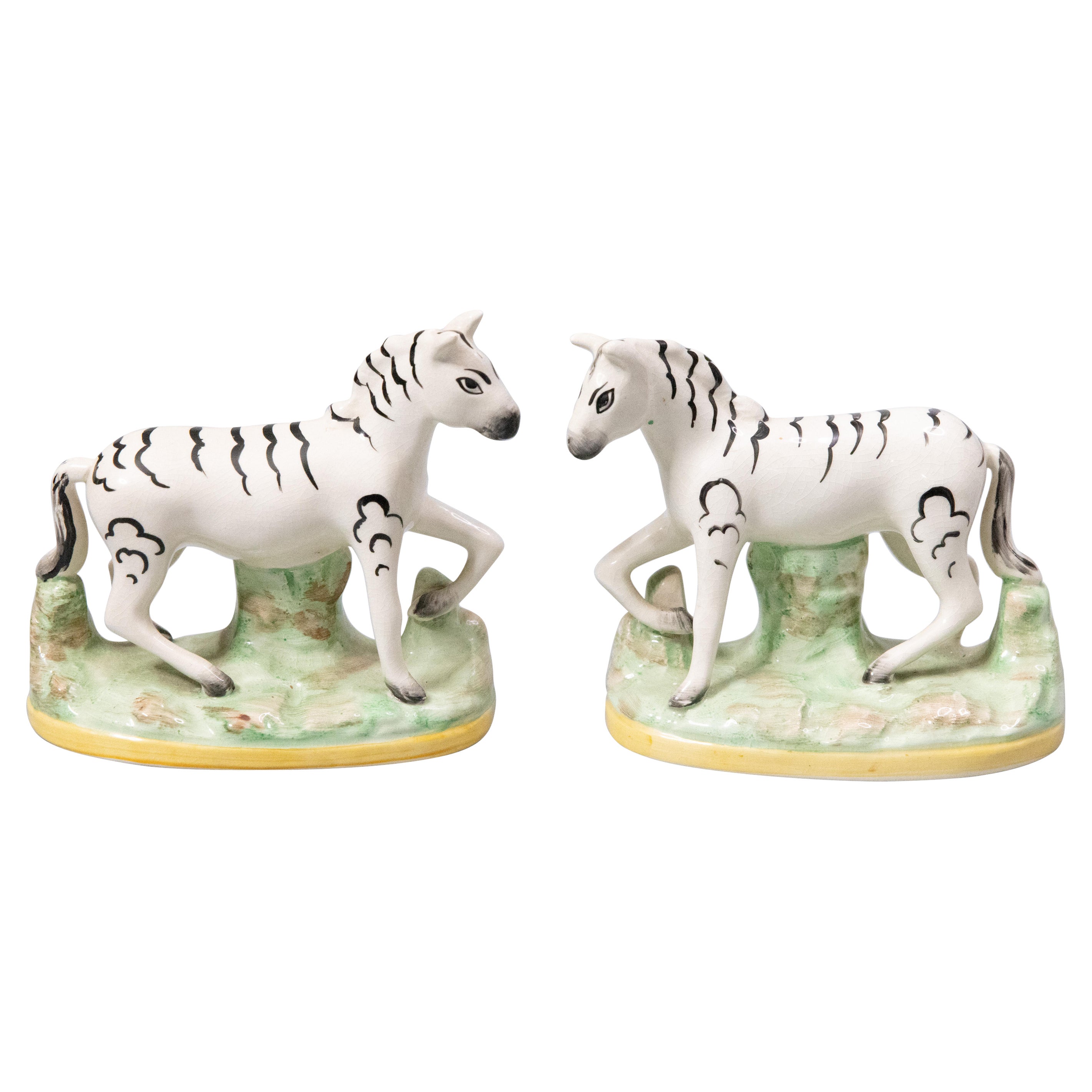 Paire d'anciennes figurines de zèbres anglaises du Staffordshire