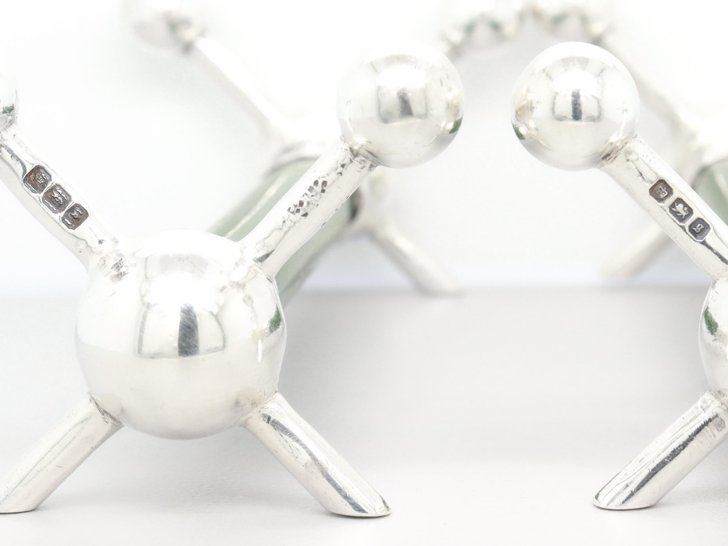 Coppia di antichi poggiacoltelli inglesi in argento sterling e giada in vendita 4