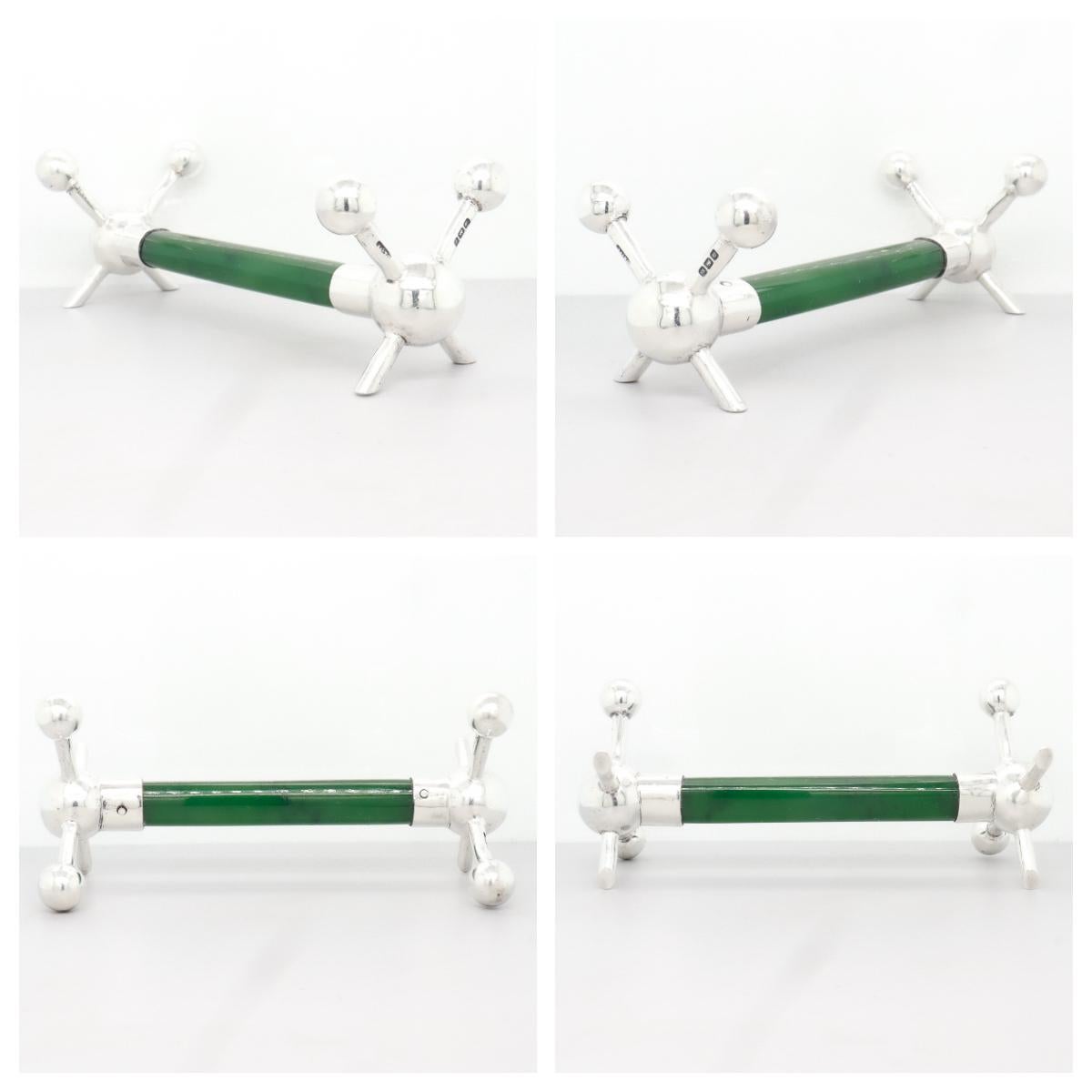 Coppia di antichi poggiacoltelli inglesi in argento sterling e giada in vendita 9