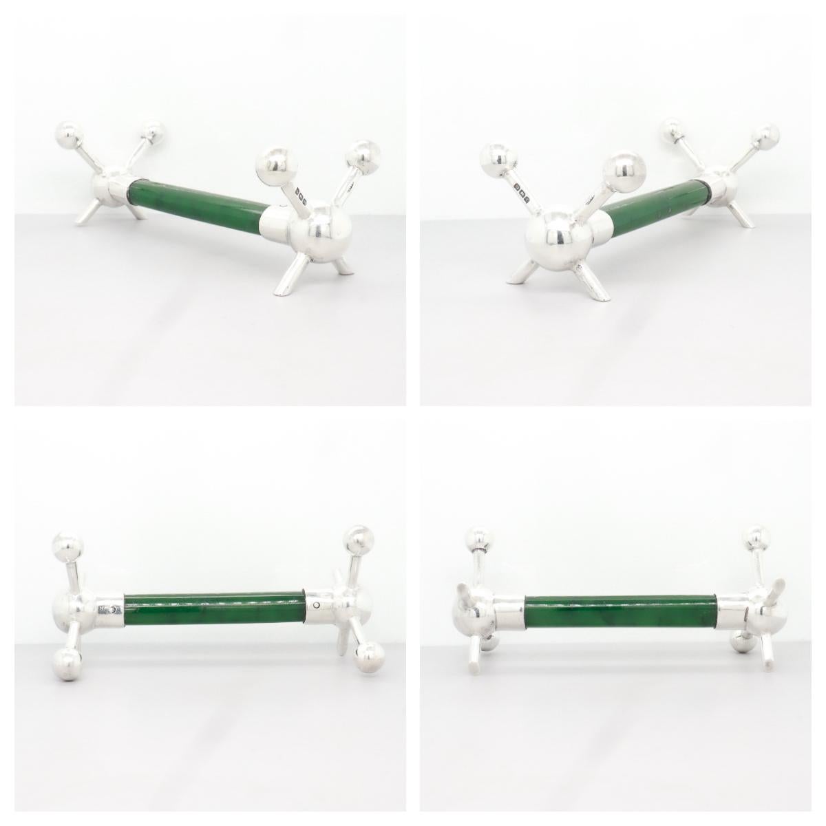 Coppia di antichi poggiacoltelli inglesi in argento sterling e giada in vendita 12