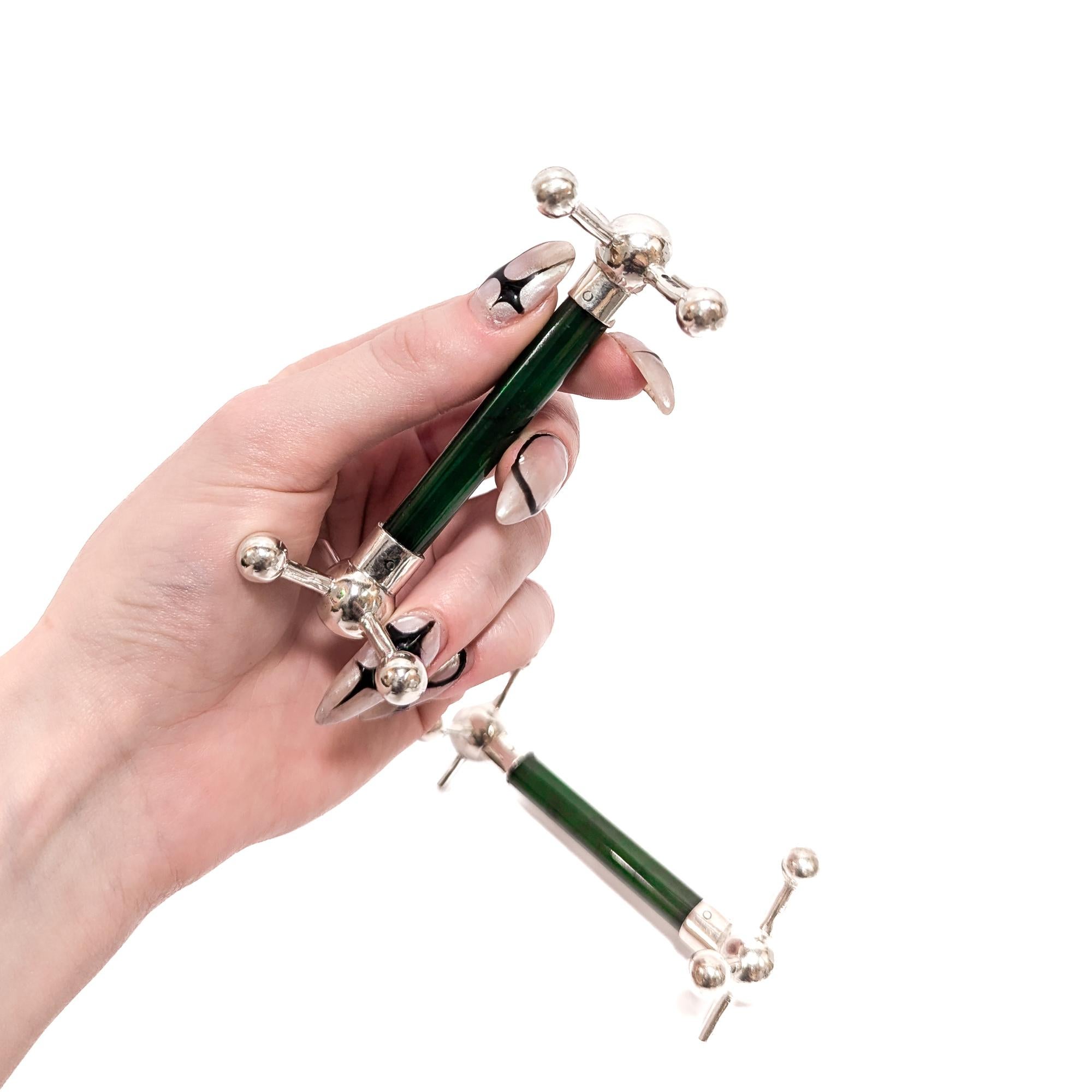 Una bella coppia di poggiacoltelli in argento e giada del XIX secolo.

Da John Watson & Son di Sheffield nel 1899.

In argento sterling.

Entrambi hanno un pezzo cilindrico di giada al centro e supporti d'argento a forma di X con terminali a sfera