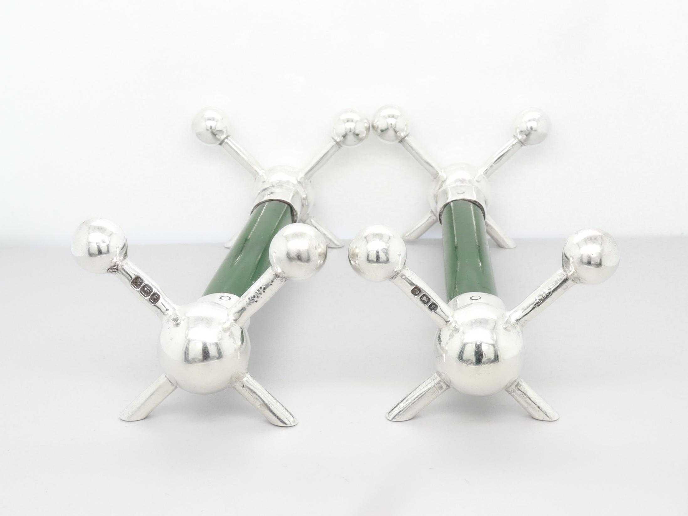 Coppia di antichi poggiacoltelli inglesi in argento sterling e giada in vendita 2