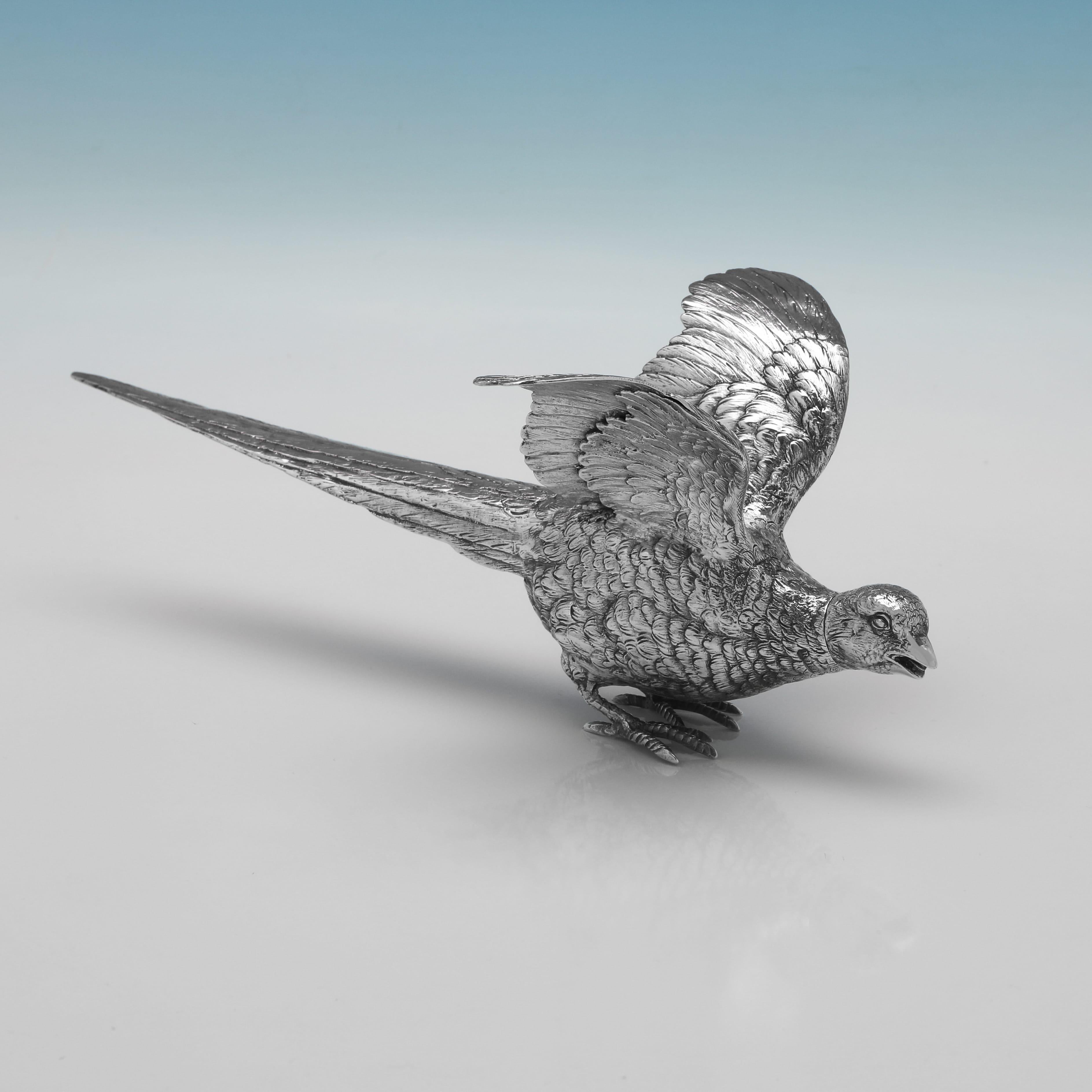 Con il marchio di Sheffield del 1925, questa coppia di fagiani in argento sterling è molto precoce per gli esemplari con marchio britannico e ha la testa rimovibile nello stile dei primi esemplari continentali. La coppia insieme pesa 19.21 once