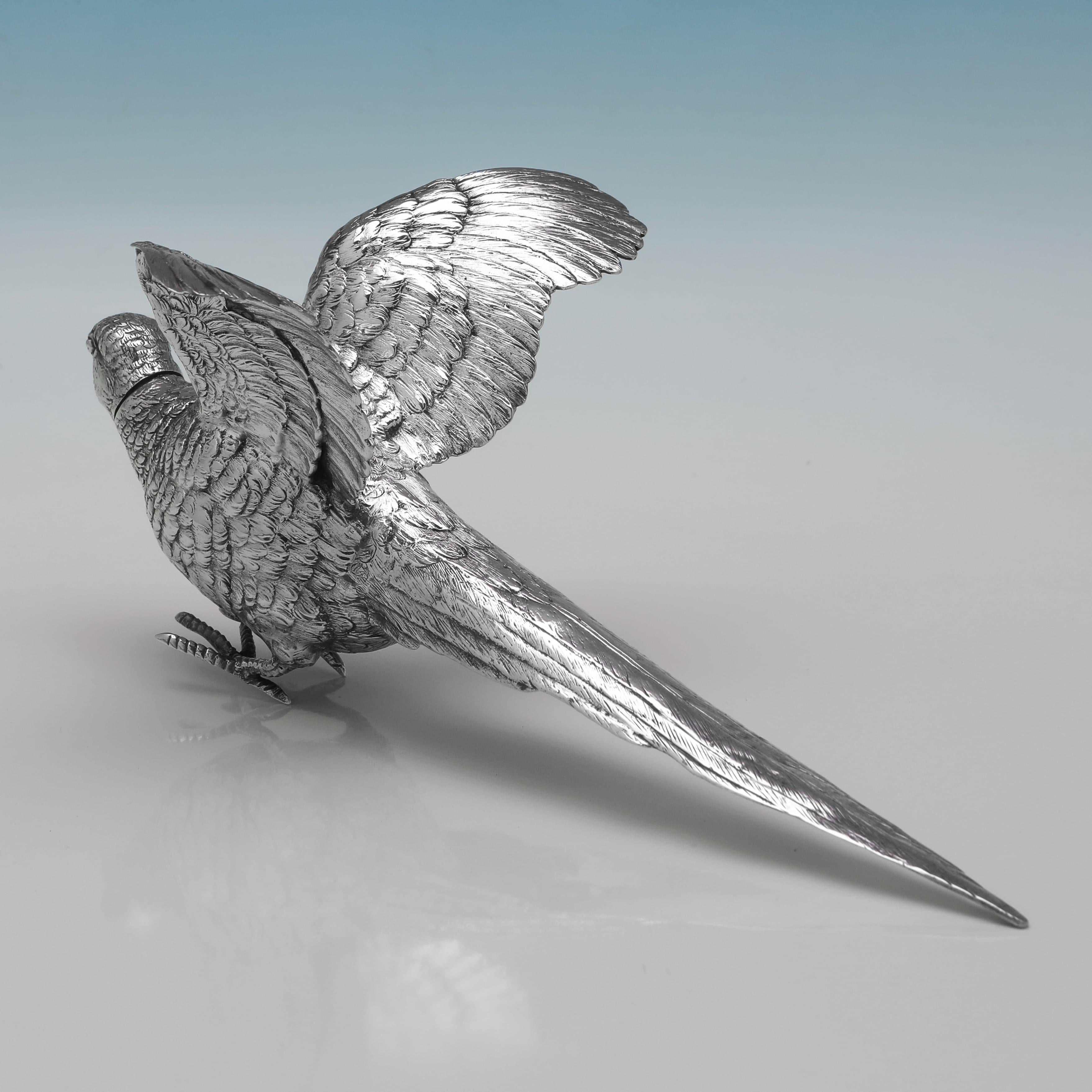 Inglese Coppia di antichi modelli di fagiani inglesi in argento sterling realizzati nel 1925 in vendita