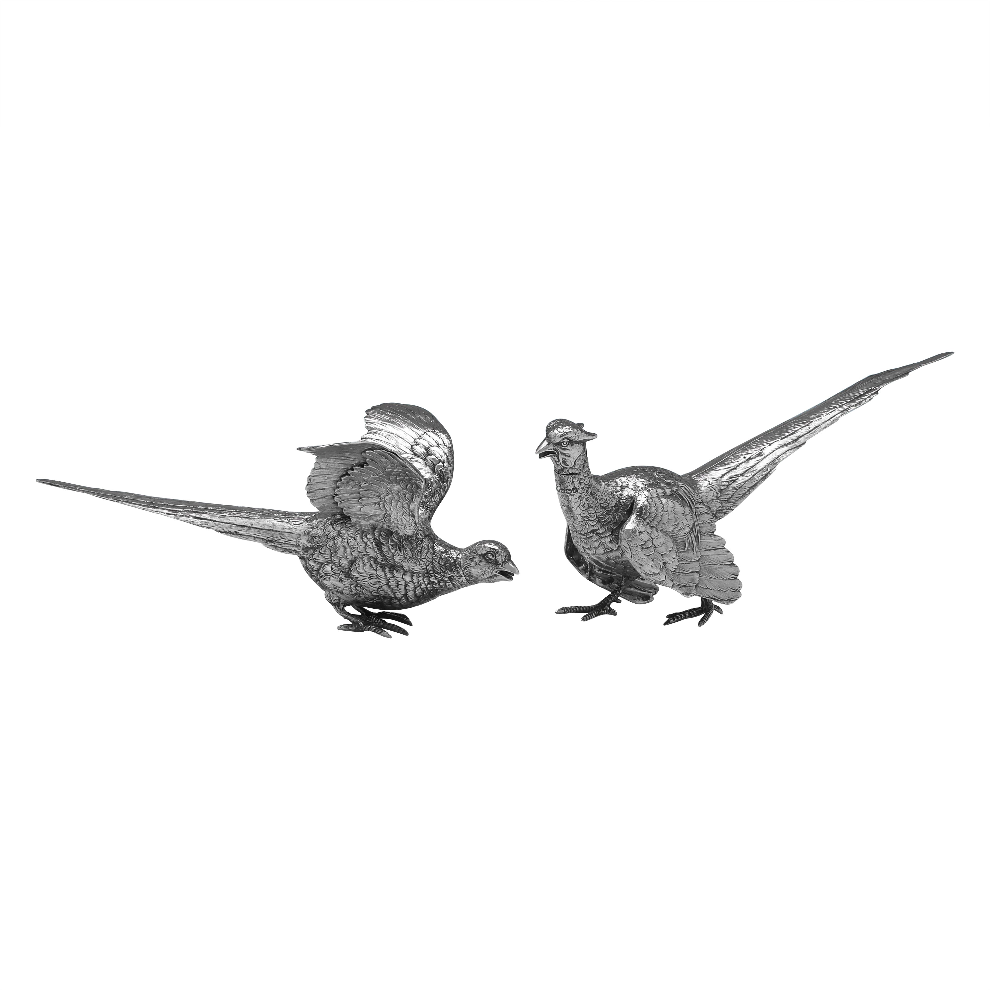 Coppia di antichi modelli di fagiani inglesi in argento sterling realizzati nel 1925