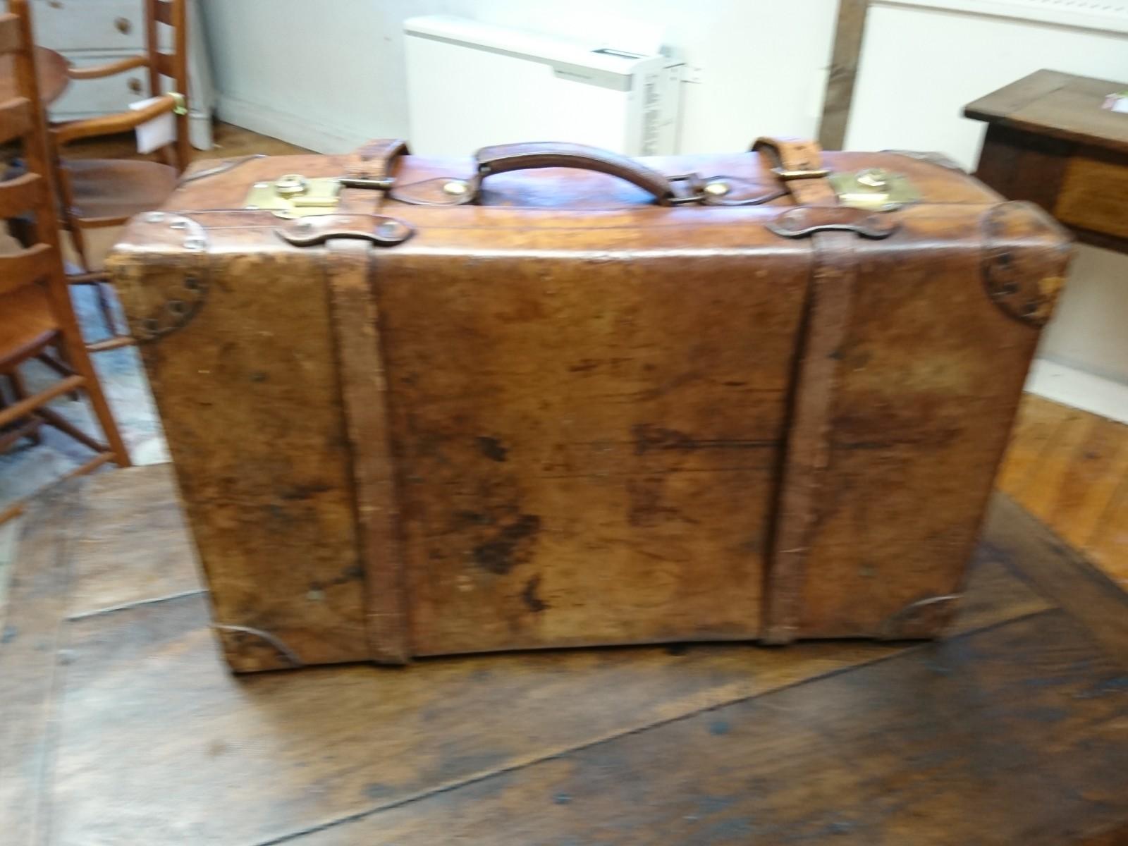 Pair of Antique English Suitcases In Distressed Condition In Sheffield, MA