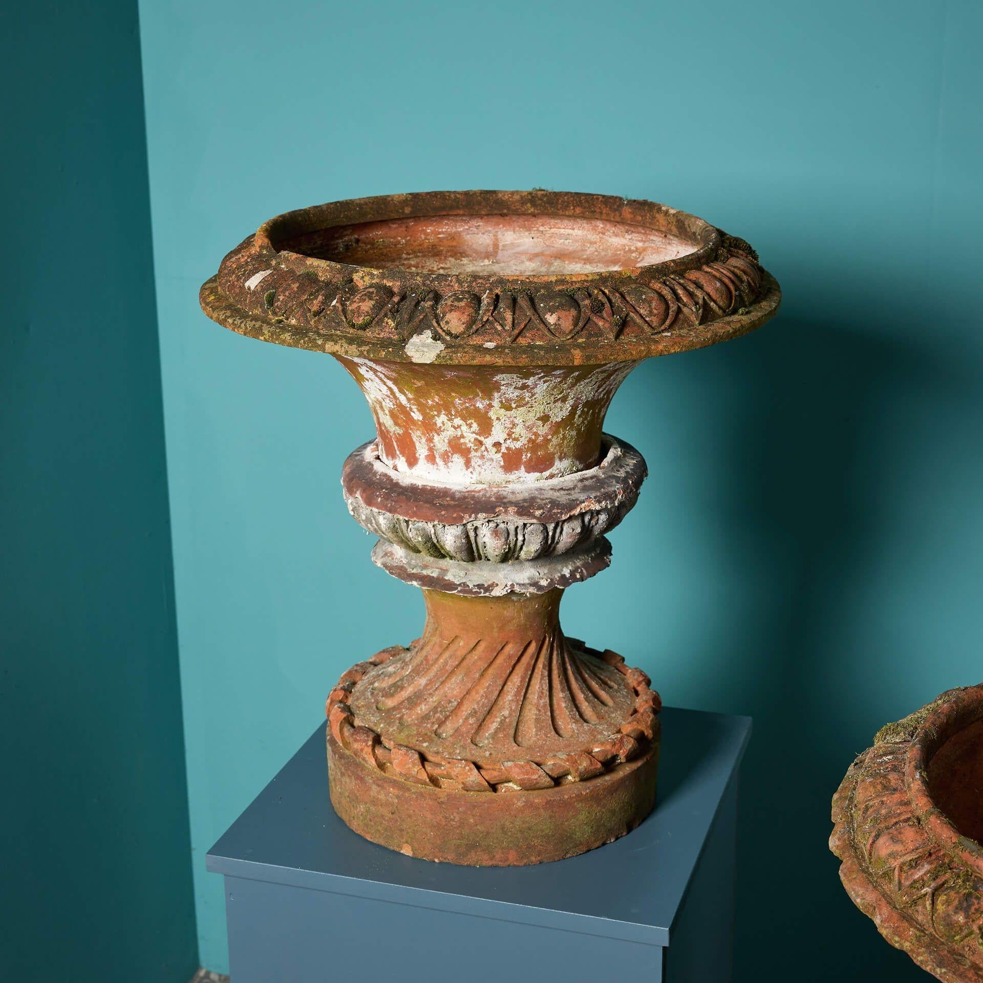 Pareja de antiguas jardineras inglesas de terracota Inglés en venta