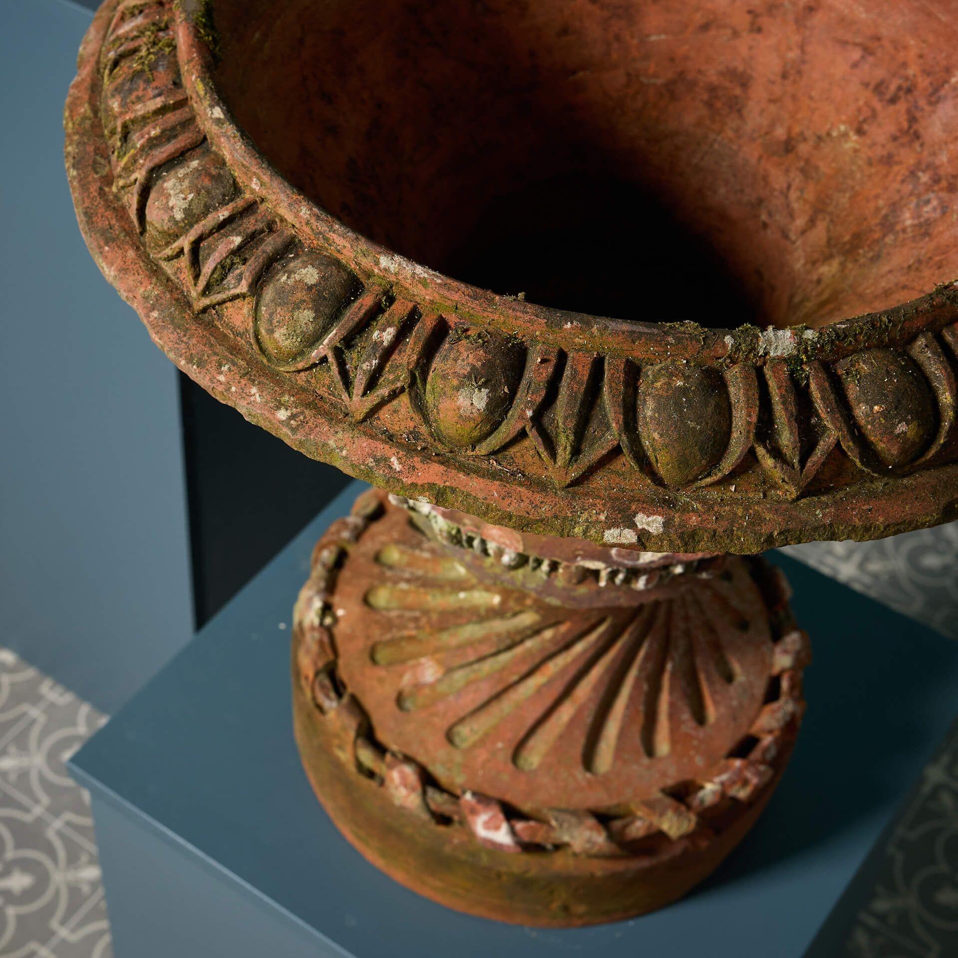 Pareja de antiguas jardineras inglesas de terracota Terracota en venta