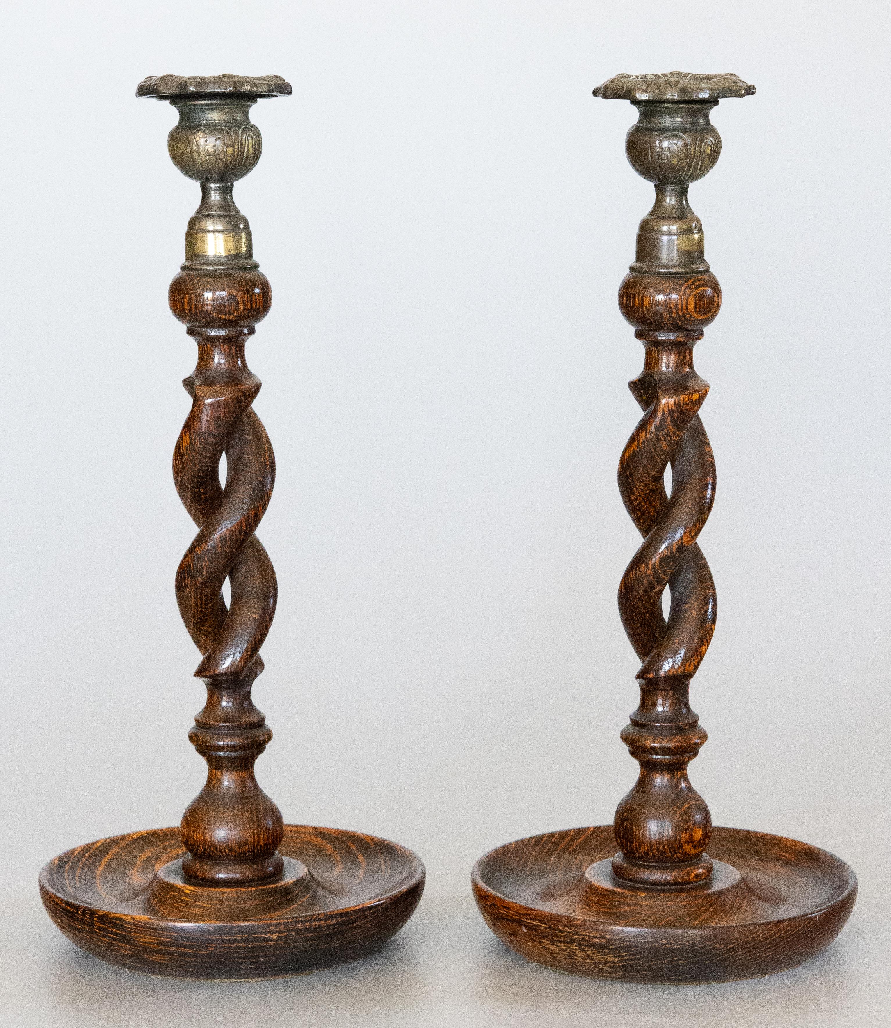 Paar antike englische Tiger Oak Open Barley Twist Kerzenständer, um 1900 (Messing) im Angebot