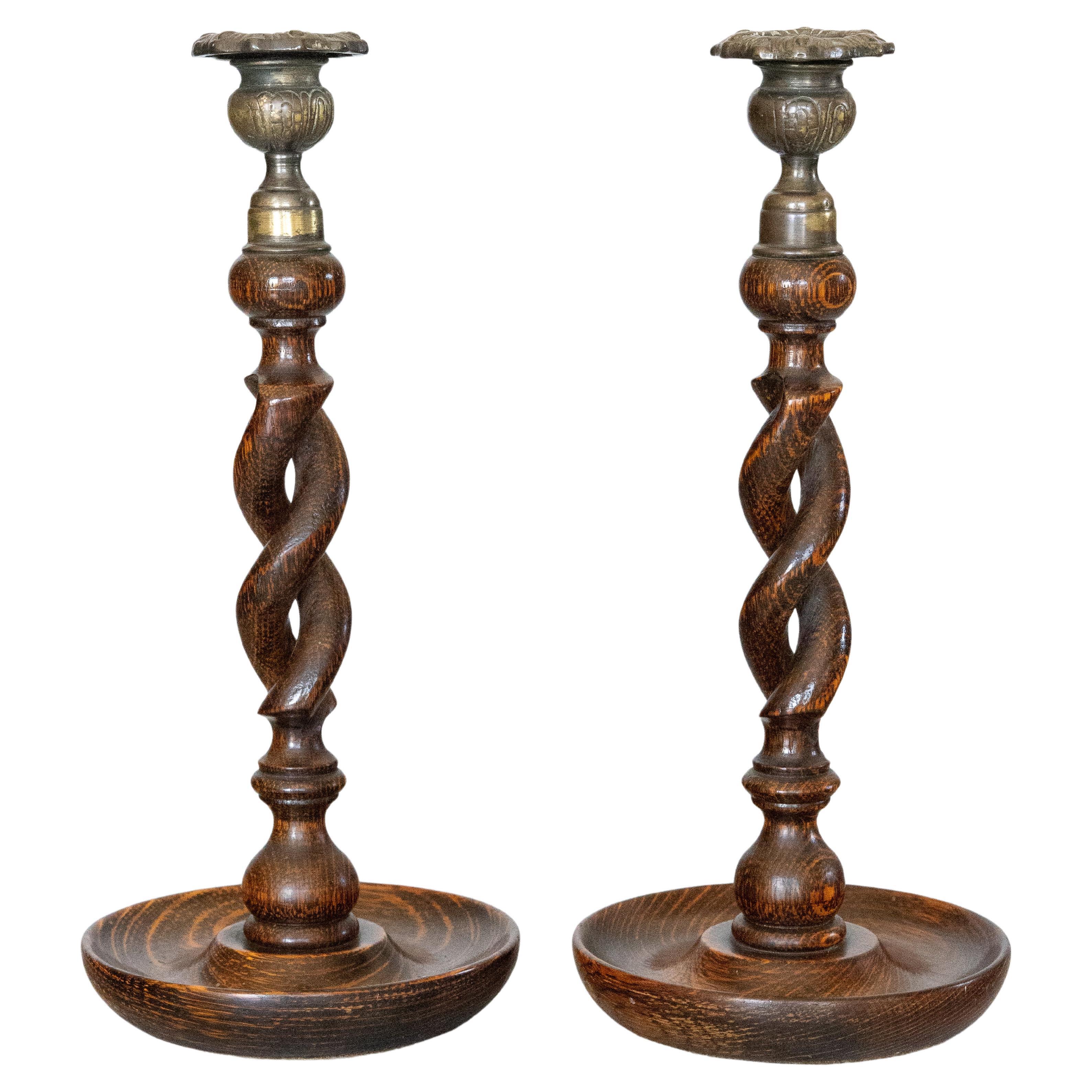 Paire de chandeliers anciens en chêne tigré anglais, vers 1900 en vente